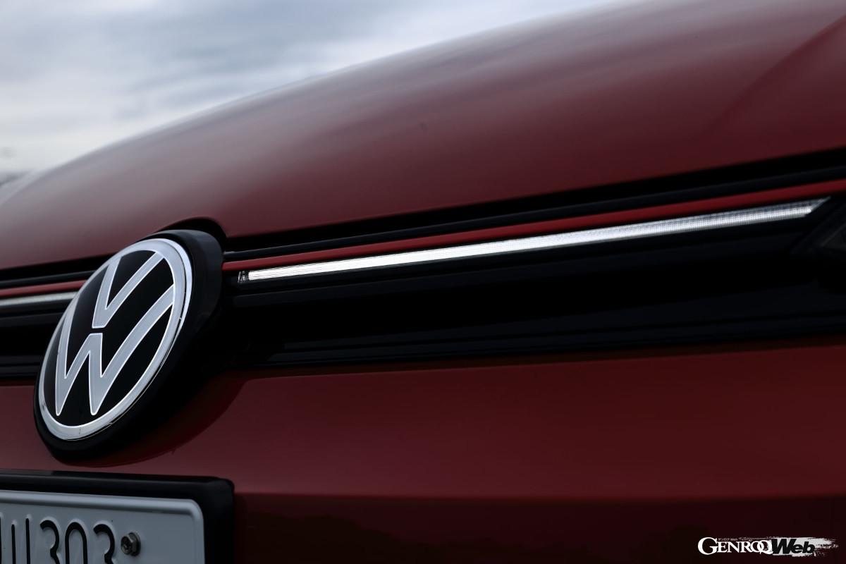 IQ.ライトの採用で、4灯から2灯のスッキリした目つきとなり、「VW」エンブレムがバックライト・イルミネーション化された。