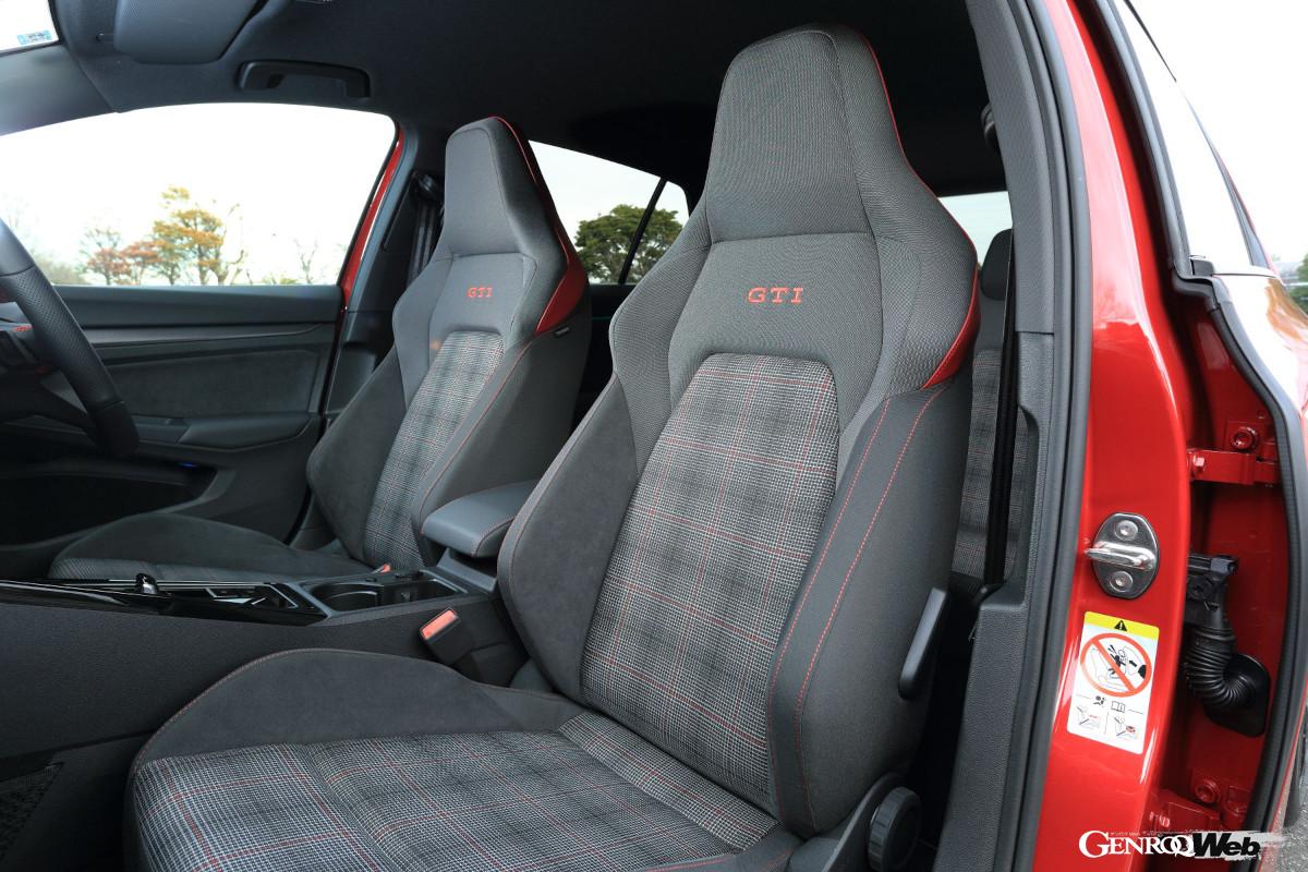 伝統のチェック柄シートにも変化はないようだが、よりメリハリが効いてシャキッとした。