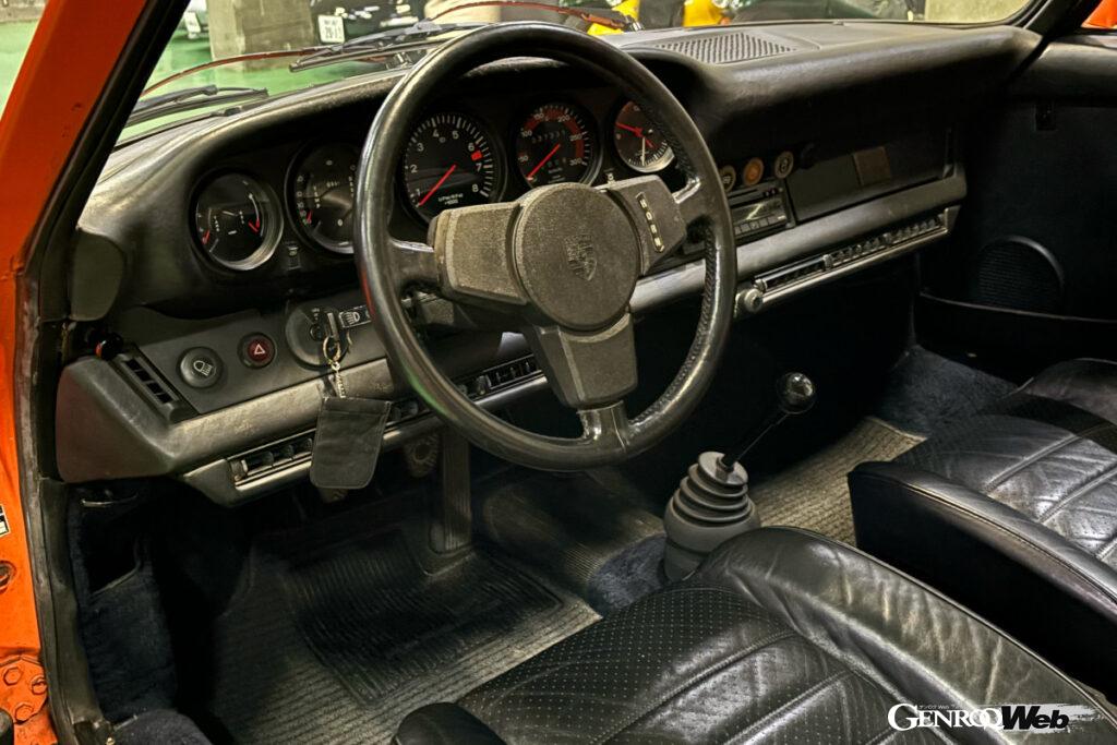 保管状態が良かったため、インテリアの劣化も少ない。フロアマットもオリジナルをそのまま使用している。