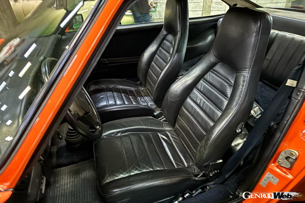 保管状態が良かったため、インテリアの劣化も少ない。フロアマットもオリジナルをそのまま使用している。