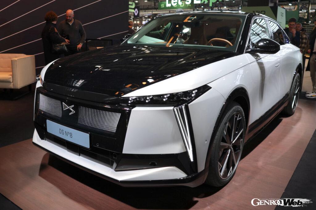 「DS N゜8」はブランド初の量産フルEV。満充電からの航続可能距離は750km(WLTP混合モード)。2025年からイタリアのステランティス社メルフィ工場で生産される。