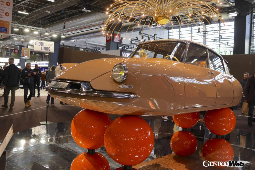 バルーンに乗るシトロエンDS。1959年に同社の広告ディレクター、クロード・ピュエックが手掛けた有名なカタログ写真を専門学校の学生たちが再現した。