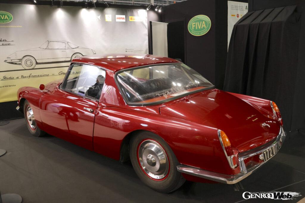 FIVA（世界古典車連盟）のスタンドで。シトロエンDSをベースにイタリアのカロッツェリア「フルア」が1963年にデザインしたクーペ。テールランプはフィアット車のものを流用している。45°倒されて取り付けられたCピラーのバッジにも注目。