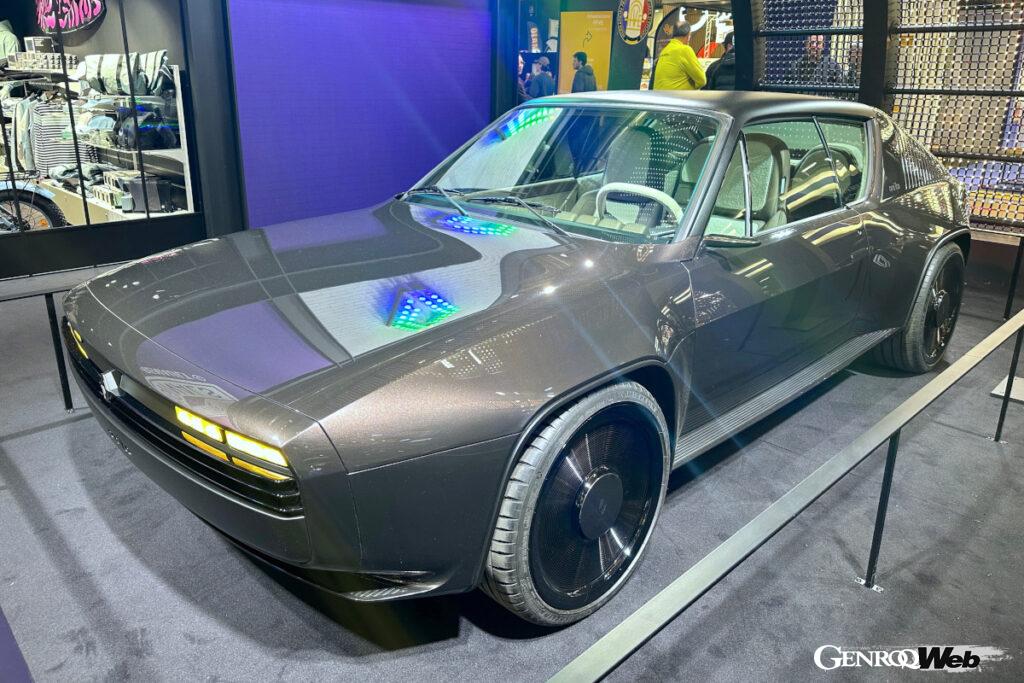 2024年10月のパリ・モーターショーで公開されたコンセプトカー、ルノー「17エレクトリック」。デザインには工業デザイナーのオラ・ライトが参画した。