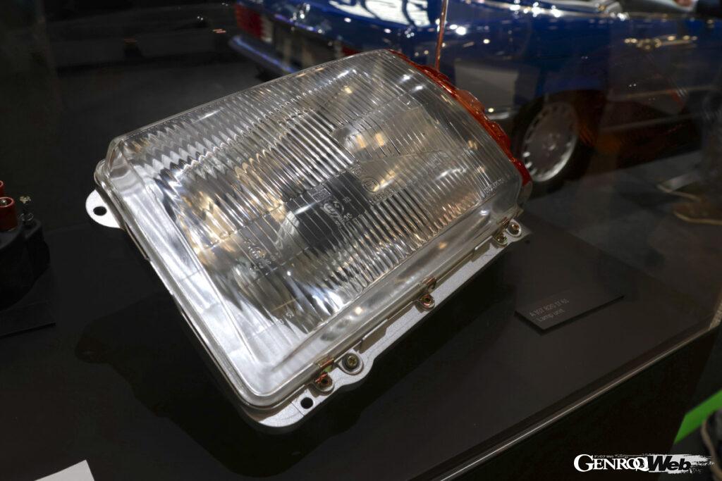 メルセデス・ベンツ・ヘリテージ純正部品のショーケース。R107用ランプユニットがオブジェのごとく展示されている。