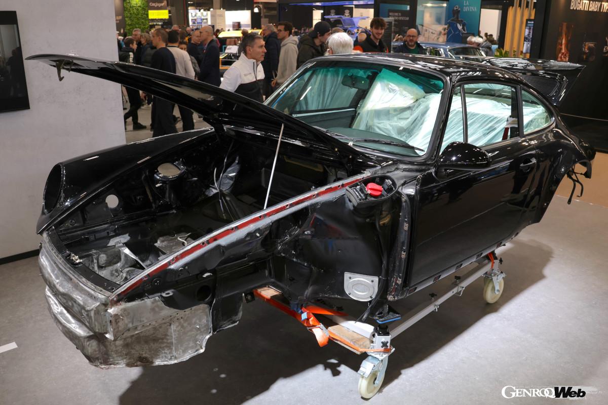 「ポルシェ・クラシック・パートナーズ」のコーナーでは、レストア中の「964RS」を展示していた。