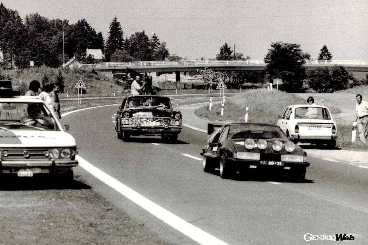 『フェラート・ヴァンパイア』の撮影風景。左に見えるのは同じくチェコ＝スロバキアの「タトラ」、後続のカメラカーは旧ソ連の高級車「チャイカ」である。対向車線の道端にはシュコダ「742」がたたずんでいる。（photo：Škoda Auto）