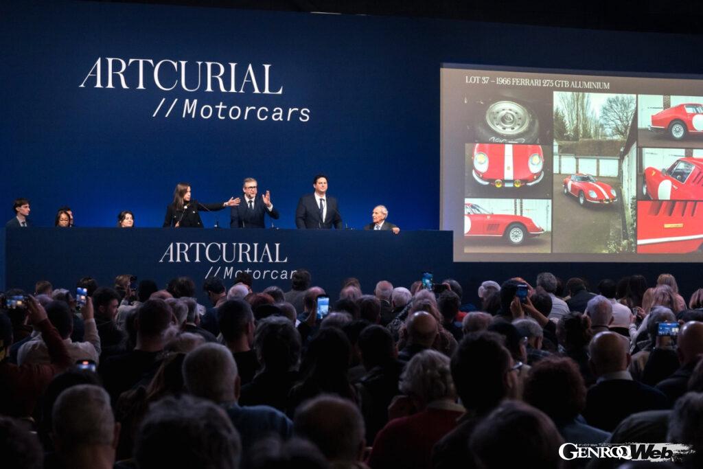 フェラーリ 275GT アルミニウムのオークション中。いずれもオークショネアのアン=クレール・マンディーヌ(右から4番目)、マチュー・ラムール(同3番目)、自動車史家ピエール・ノヴィコフ(同2番目)らによって執り行われた。(photo:Artcurial Motorcars)