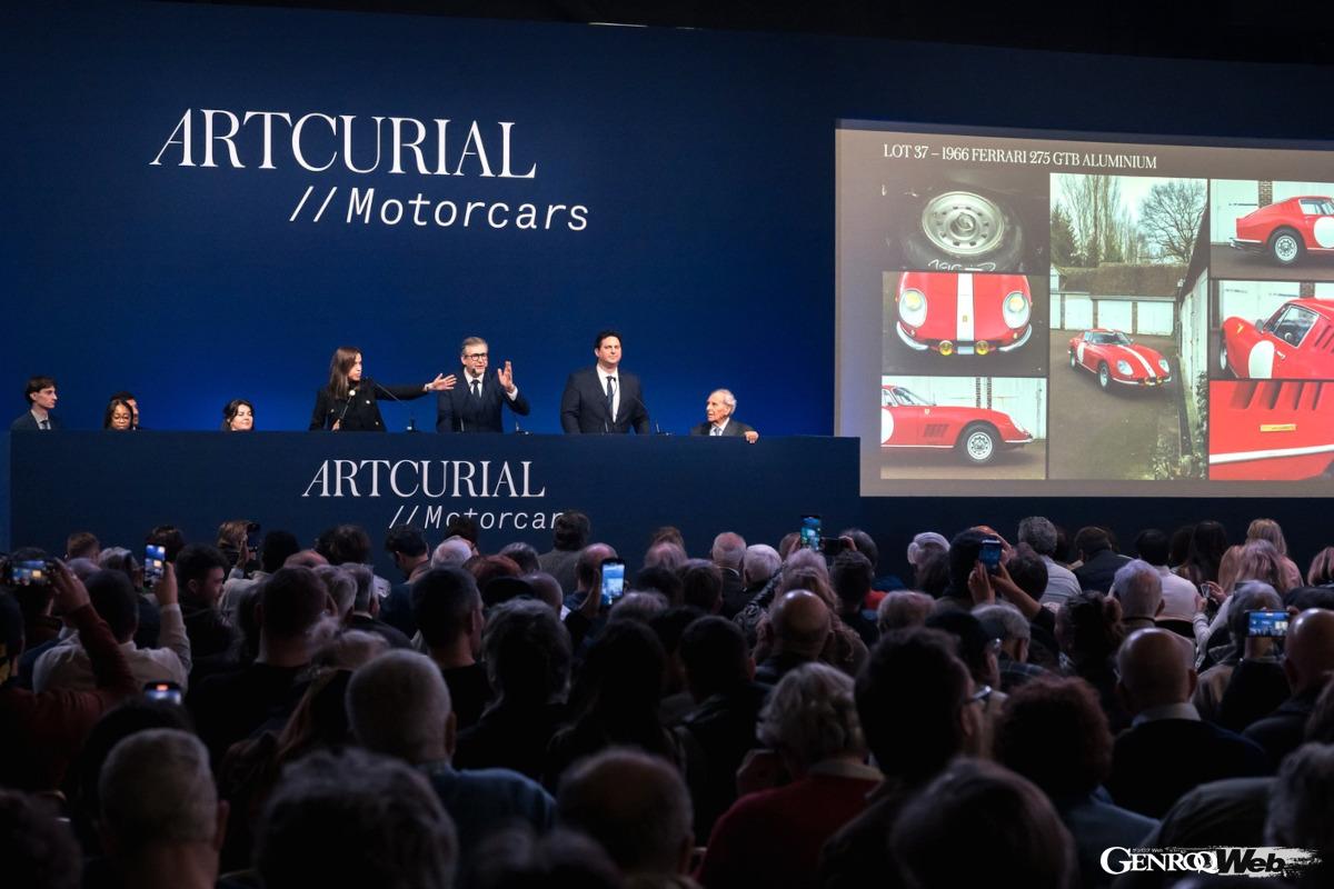 フェラーリ 275GT アルミニウムのオークション中。いずれもオークショネアのアン＝クレール・マンディーヌ（右から4番目）、マチュー・ラムール（同3番目）、自動車史家ピエール・ノヴィコフ（同2番目）らによって執り行われた。（photo：Artcurial Motorcars）