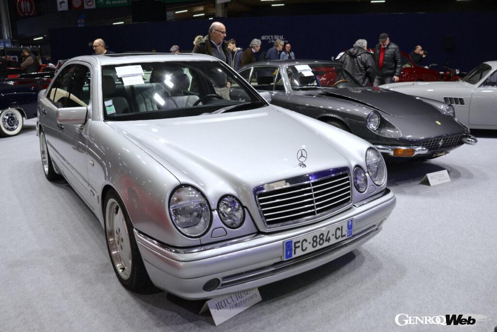 1996年「メルセデス・ベンツE50 AMGアヴァンギャルド」は4万1720ユーロ(約667万円)で落札。名車の呼び声高いW124と常に比較されて影が薄いW210だが、高性能仕様はそれなりに評価されるようだ。