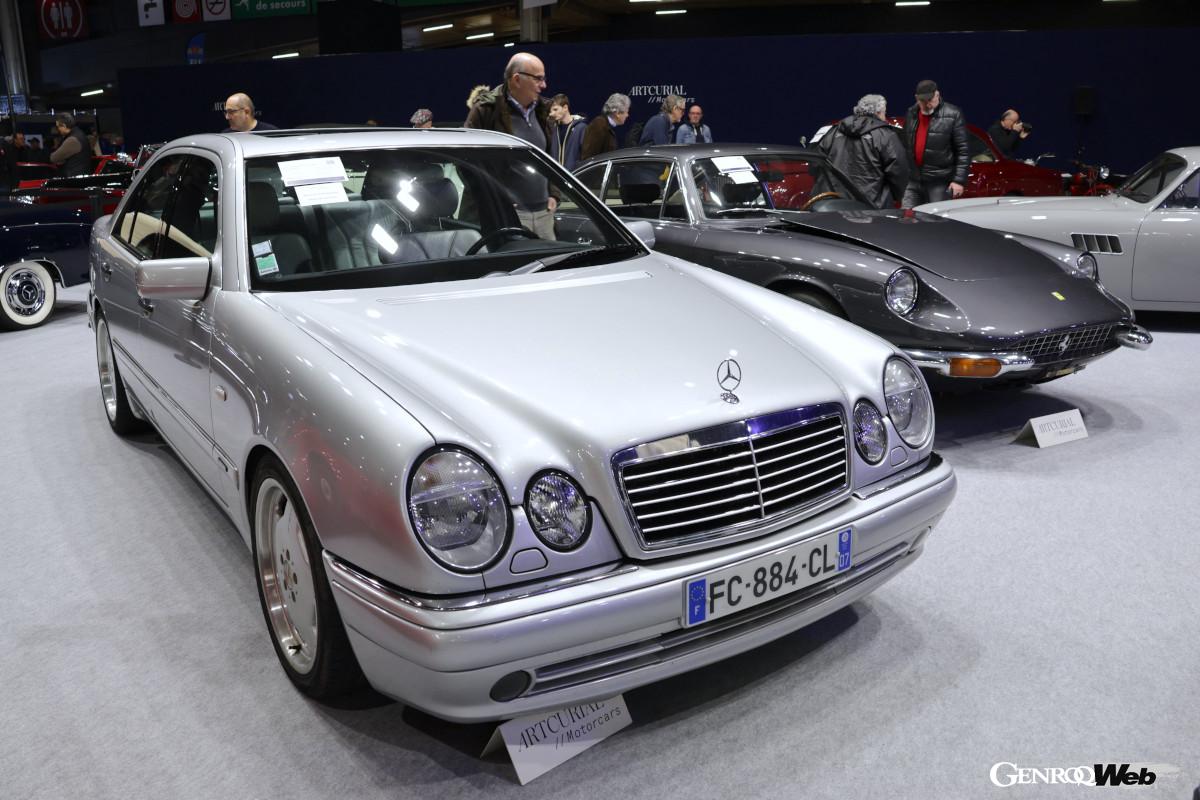 1996年「メルセデス・ベンツE50 AMGアヴァンギャルド」は4万1720ユーロ（約667万円）で落札。名車の呼び声高いW124と常に比較されて影が薄いW210だが、高性能仕様はそれなりに評価されるようだ。