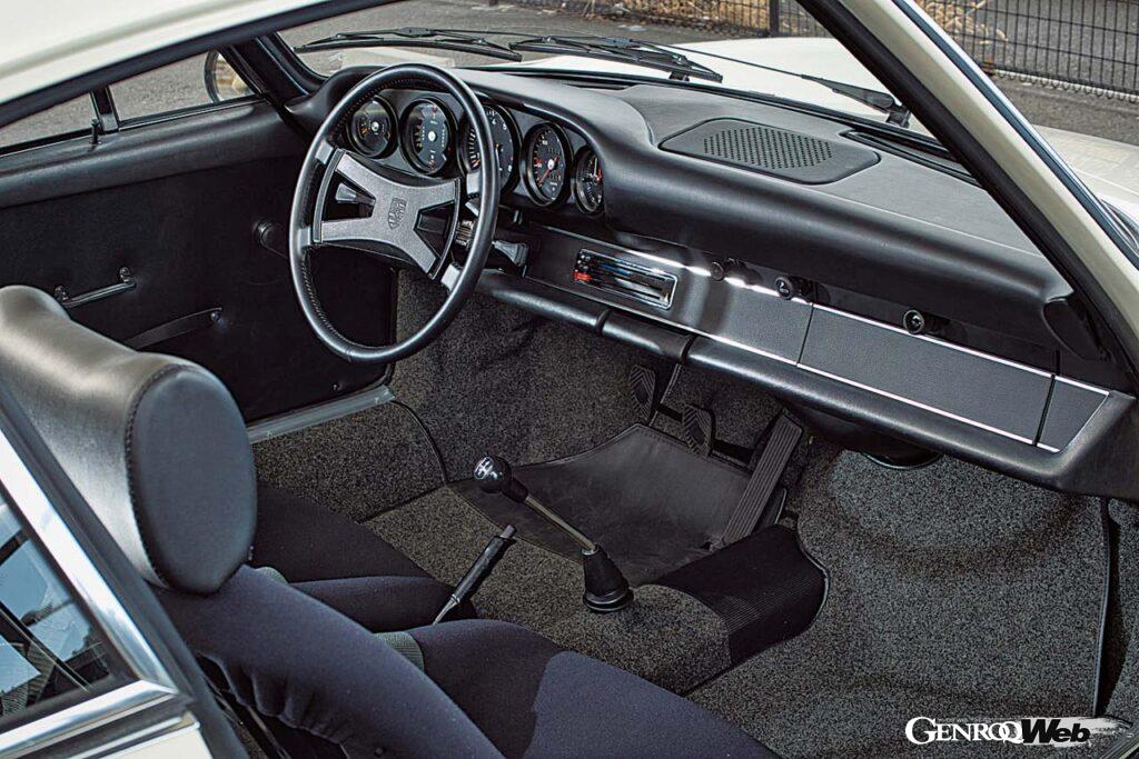 インパネの基本デザインは現代の911まで受け継がれているが、センターコンソールというものが存在しないシンプルさ。シフトノブは通常のHパターンの5速だ。