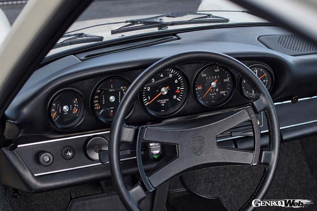 左側の2つのメーターは燃料、油量、油温、油圧を表示するコンビメーター。一番右は時計だ。