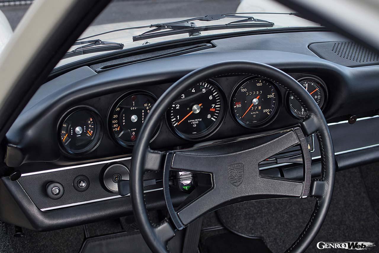 左側の2つのメーターは燃料、油量、油温、油圧を表示するコンビメーター。一番右は時計だ。