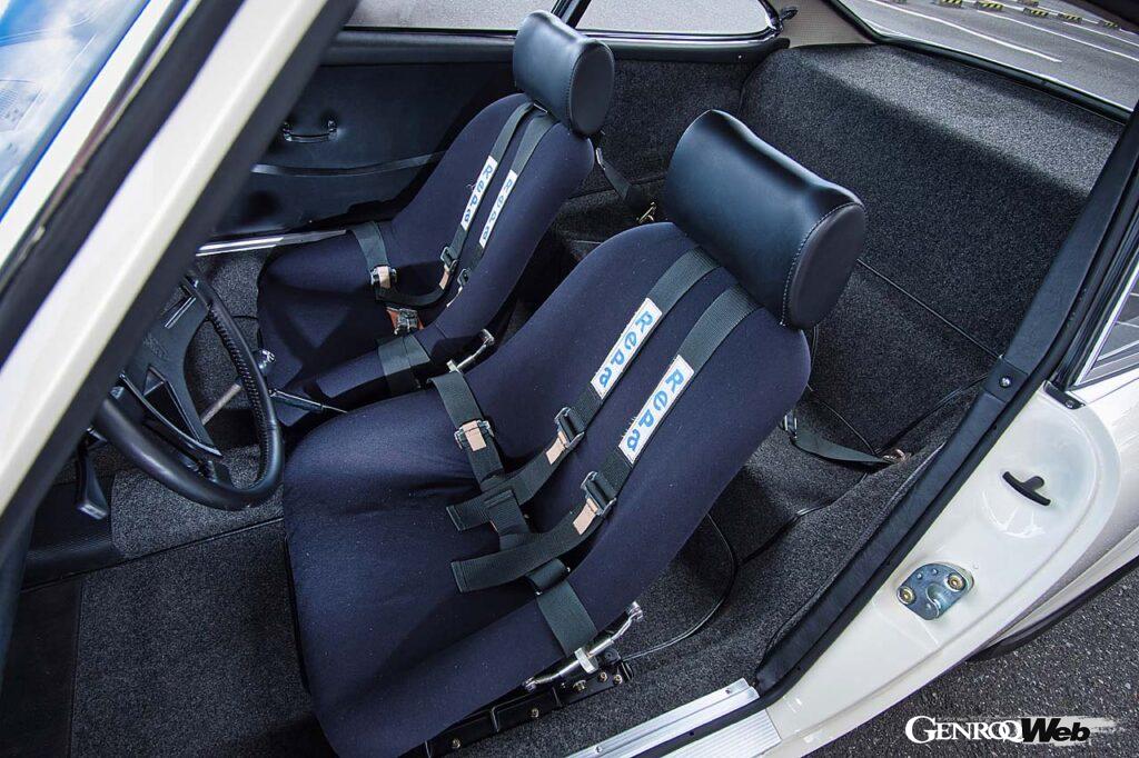 911カレラRSR2.8用スポーツシートの復刻品を装着。サイドのダイヤルを回すと少しだけリクライニングも可能。RePaの6点式シートベルトも時代感にこだわったものだ。リヤシートは省いて2シーターとなっている。