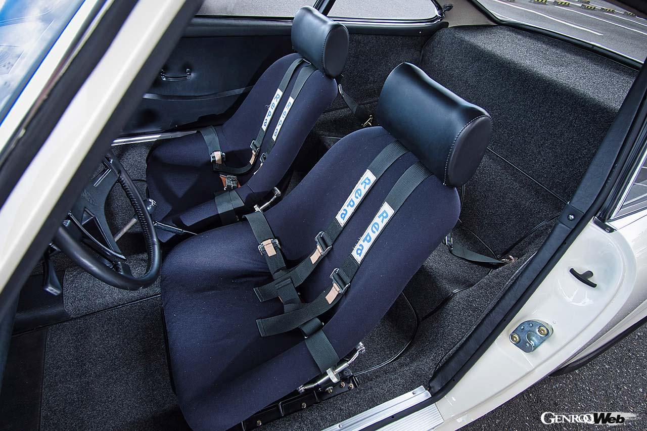 911カレラRSR2.8用スポーツシートの復刻品を装着。サイドのダイヤルを回すと少しだけリクライニングも可能。RePaの6点式シートベルトも時代感にこだわったものだ。リヤシートは省いて2シーターとなっている。