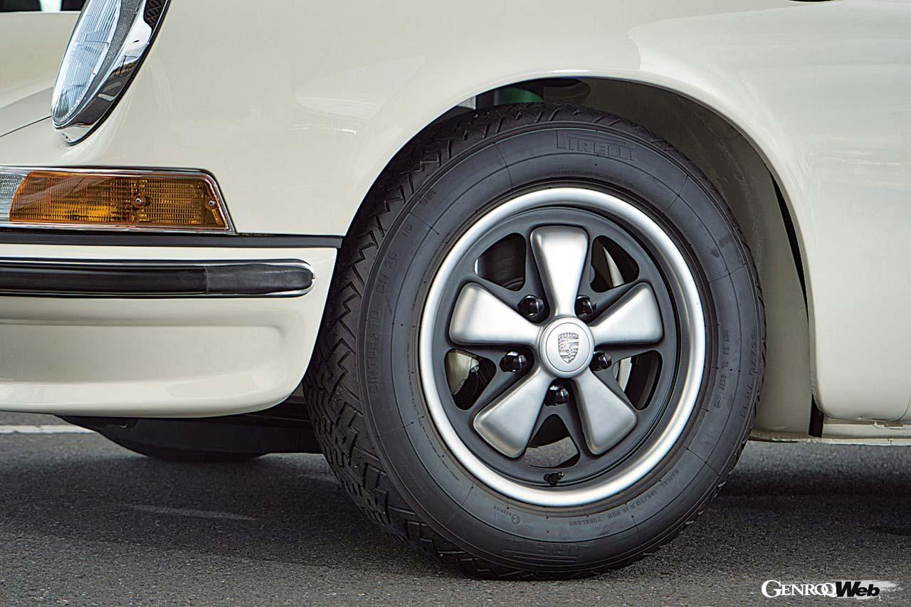 タイヤはピレリCN36を装着。ピレリ初の標準生産スチールラジアルで、ビンテージスポーツカー用に現代の技術で再生産されたものだ。