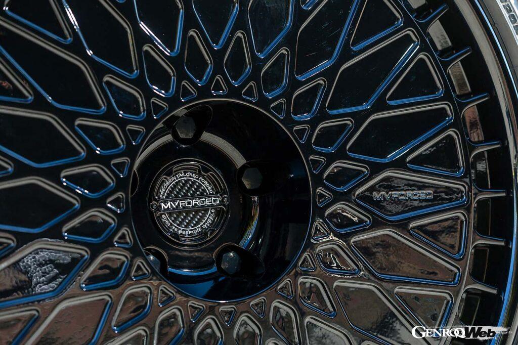 ぱっと見はリヤと同じようなメッシュタイプに見えるが、実はメッシュ模様を載せたディッシュタイプのホイールになっている。センターを窪ませていることで立体感が際立つ。ユーザーの側から提案されたデザインをカタチにするMVフォージドの懐の深さも、寸分違わぬ緻密な計測からスタートしてアピアランスも含めたパーフェクトマッチを実現させることのできるボンドのプロフェッショナル達にも頭が下がるばかりだ。