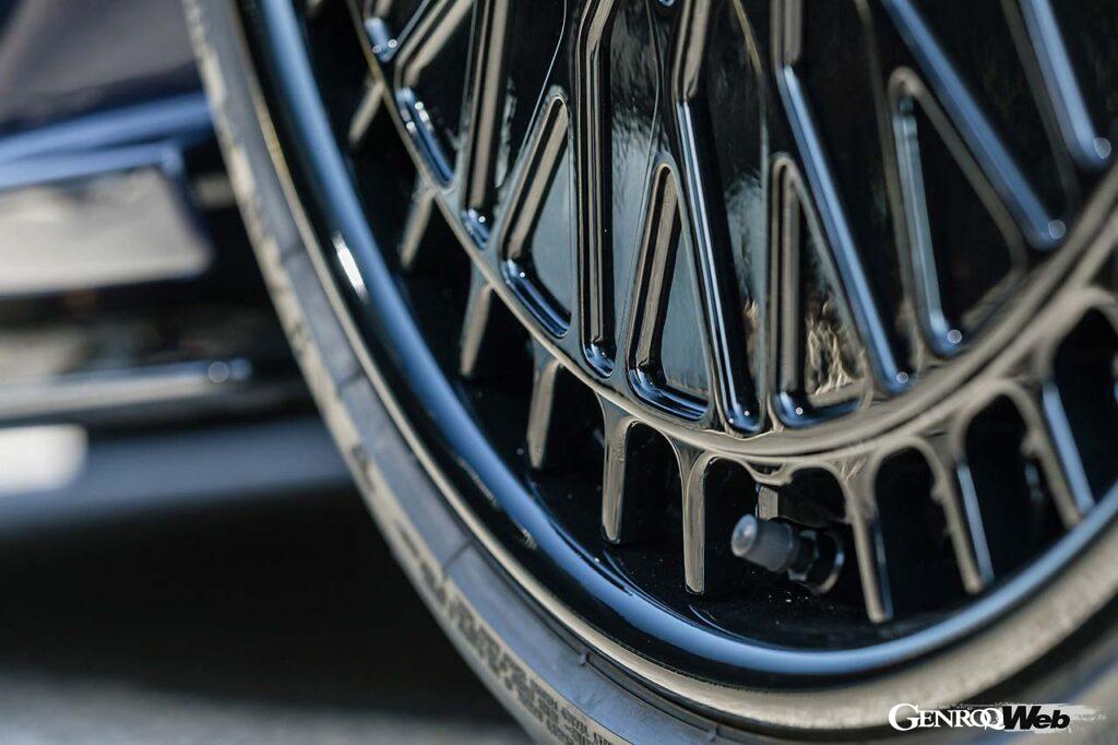 ぱっと見はリヤと同じようなメッシュタイプに見えるが、実はメッシュ模様を載せたディッシュタイプのホイールになっている。センターを窪ませていることで立体感が際立つ。ユーザーの側から提案されたデザインをカタチにするMVフォージドの懐の深さも、寸分違わぬ緻密な計測からスタートしてアピアランスも含めたパーフェクトマッチを実現させることのできるボンドのプロフェッショナル達にも頭が下がるばかりだ。