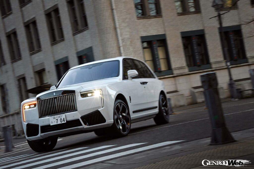 最も変化したのはフロントフェイスだ。ヘッドライトが切れ長になるとともに、デイタイムランニングライトが、垂直デザインを強調した逆Ｌ字形となった。よりモダンなデザインへと昇華している。