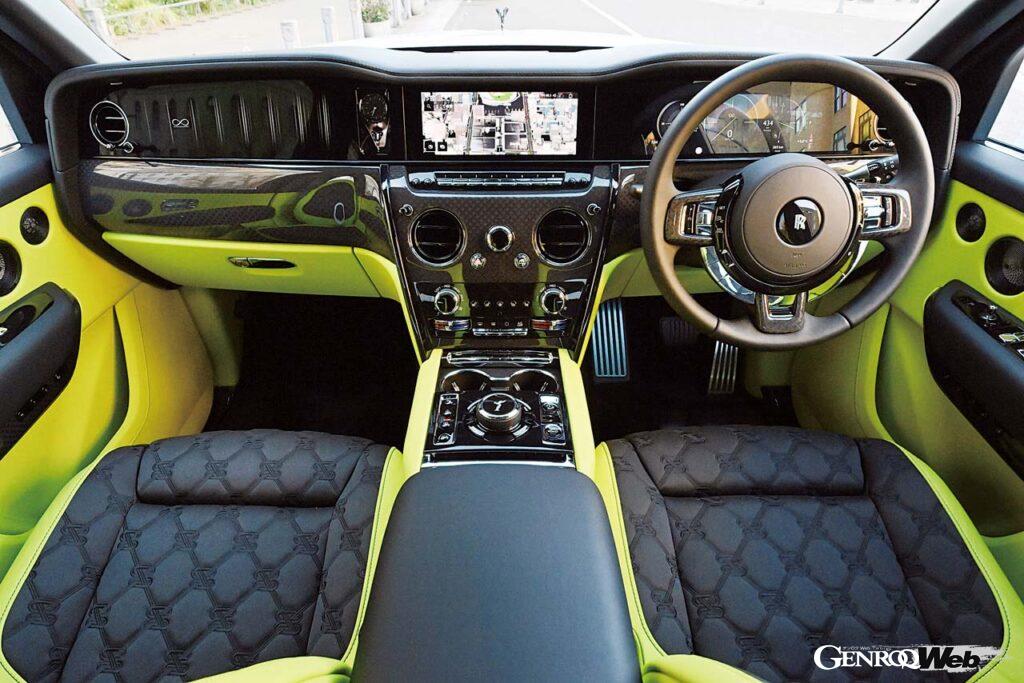 助手席にはレーザーで7000ものドットがエッチングされたイルミネーテッド・フェイシアパネルが奢られる。ステンレス製のスピリットオブエクスタシーも目を引く。