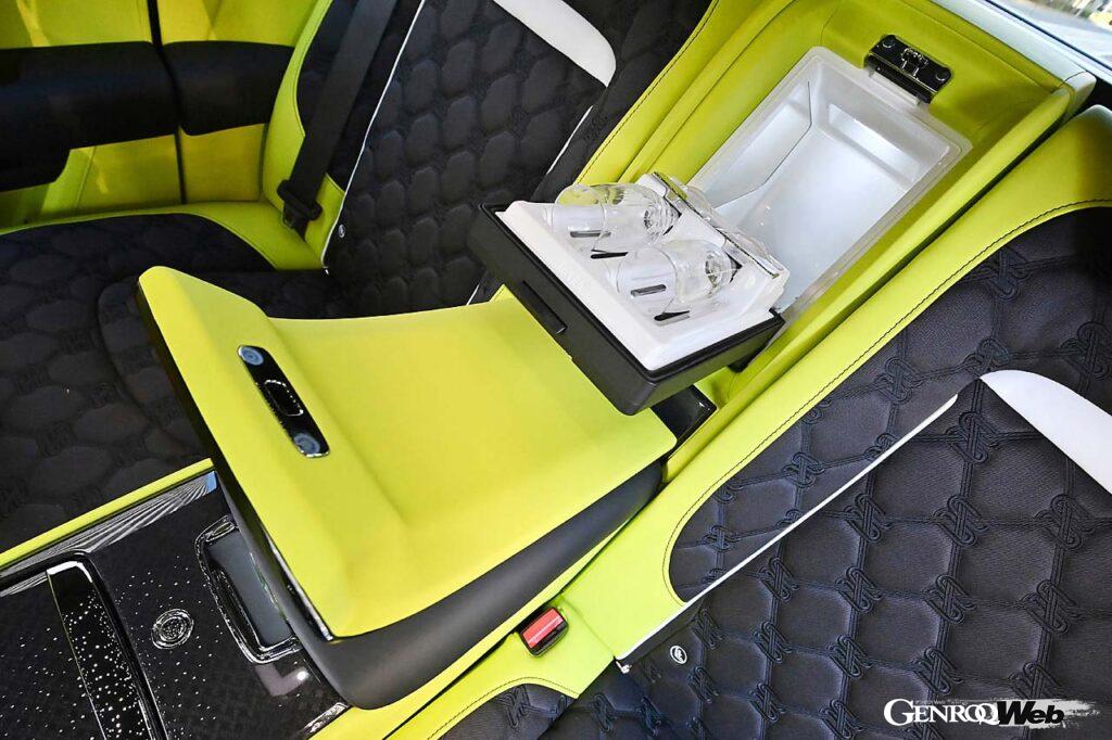 シートには竹から作られたレーヨン生地「デュアル・ツイル」を採用。後部座席にはシャンパングラスとシャンパンやワインなどを冷やすための冷蔵庫が備わる。