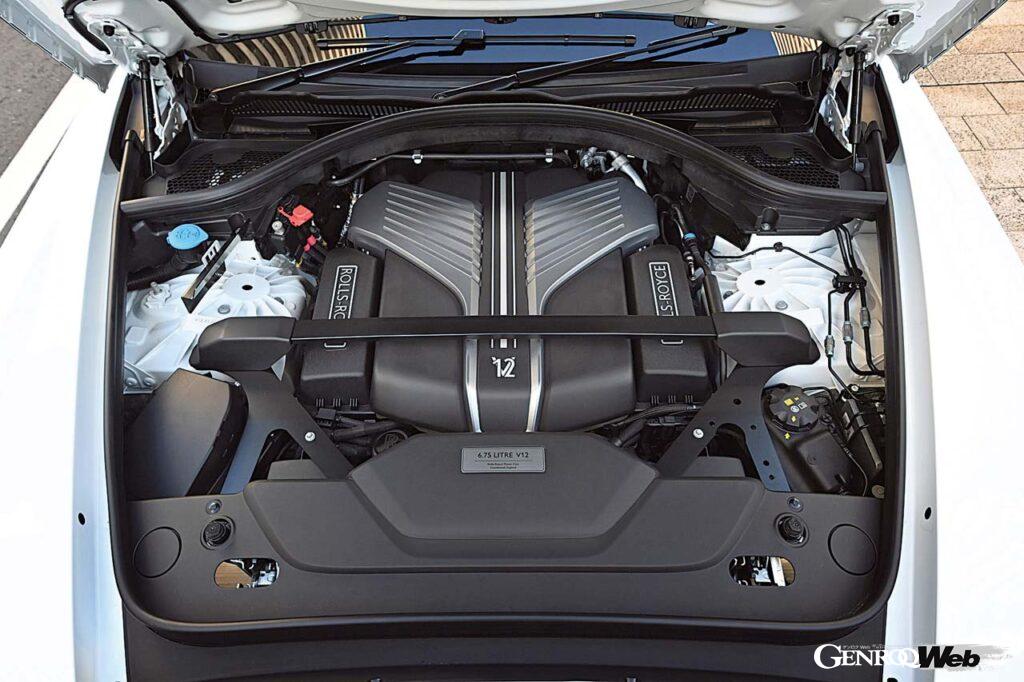 カリナンでは初採用となる23インチホイールは高度なファセット加工が施されている。エンジンはトルキーな6.75リッターV型12気筒エンジンを搭載。