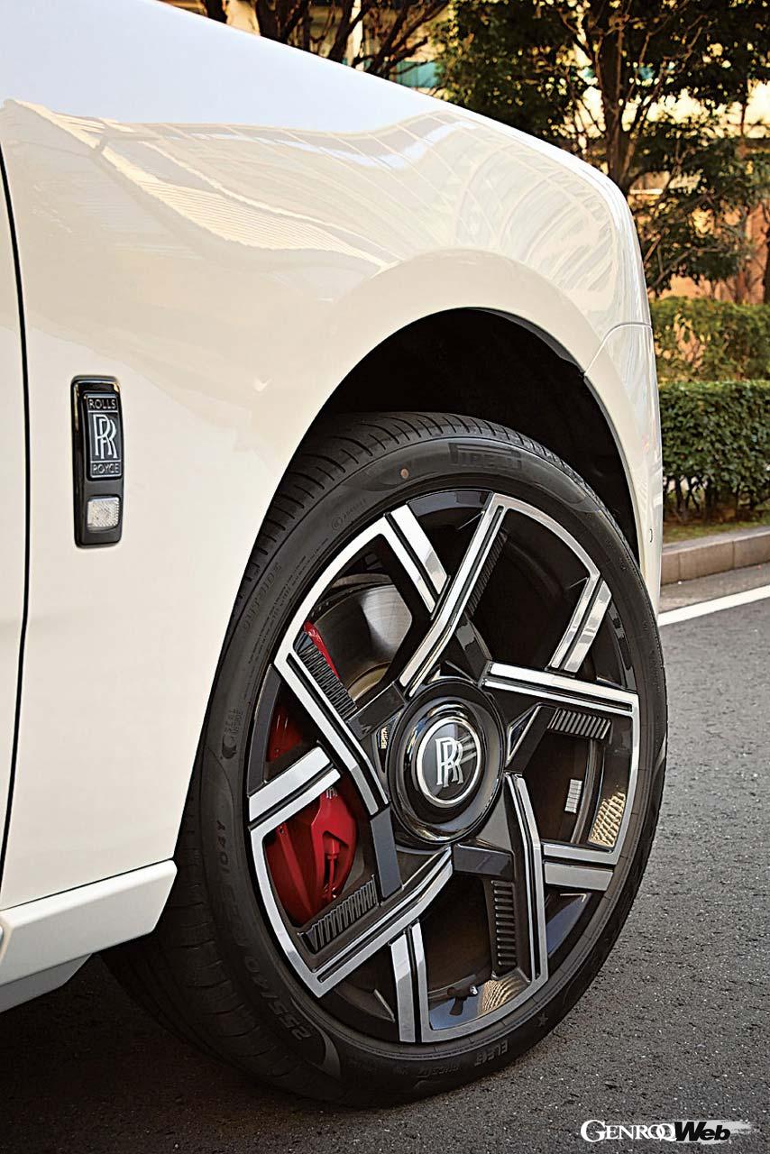 カリナンでは初採用となる23インチホイールは高度なファセット加工が施されている。エンジンはトルキーな6.75リッターV型12気筒エンジンを搭載。