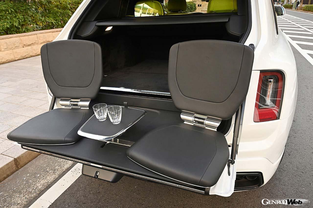 ラゲッジには電動展開式の特別装備「ビューイング・スイート」が装備されていた。オーナーになったら、このレザーチェアに身を委ね、海でも眺めたいものだ。