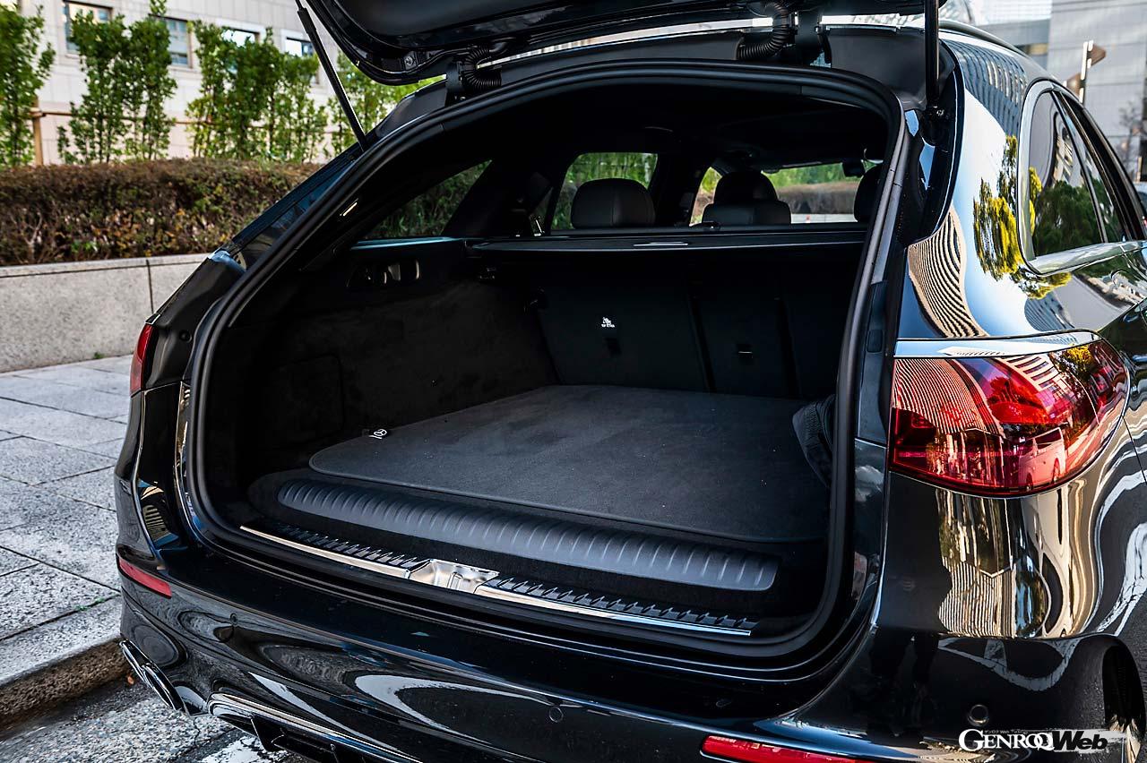 バックレストにAMGロゴがバッチリ刺繍されている快適性の高いシートを採用。ラゲッジルームは通常時460リットル、最大1675リットルの容量を誇る。