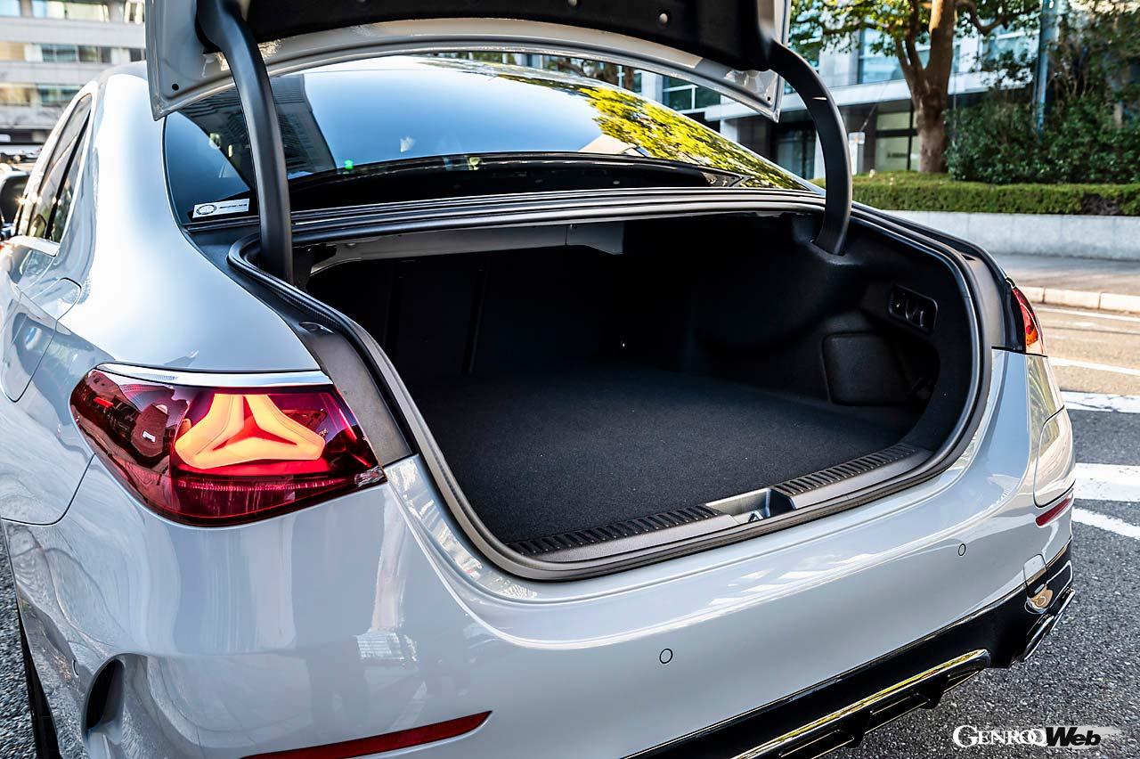 セダンのトランクルーム容量は370リットルとなる。ステーションワゴン、セダンともに特筆すべきはシートの快適性。ホールド性と快適性を高い次元で両立させた逸品だ。