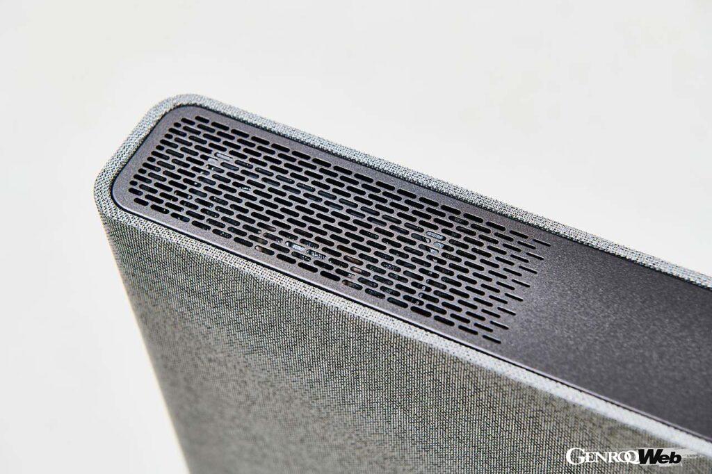 スピーカーの上部にはイネーブルドスピーカー、フロント部にはトゥイーター、ミッドレンジ、ウーファーの3WAY構造を採用。スリムながら迫力あるサウンドを再生する。