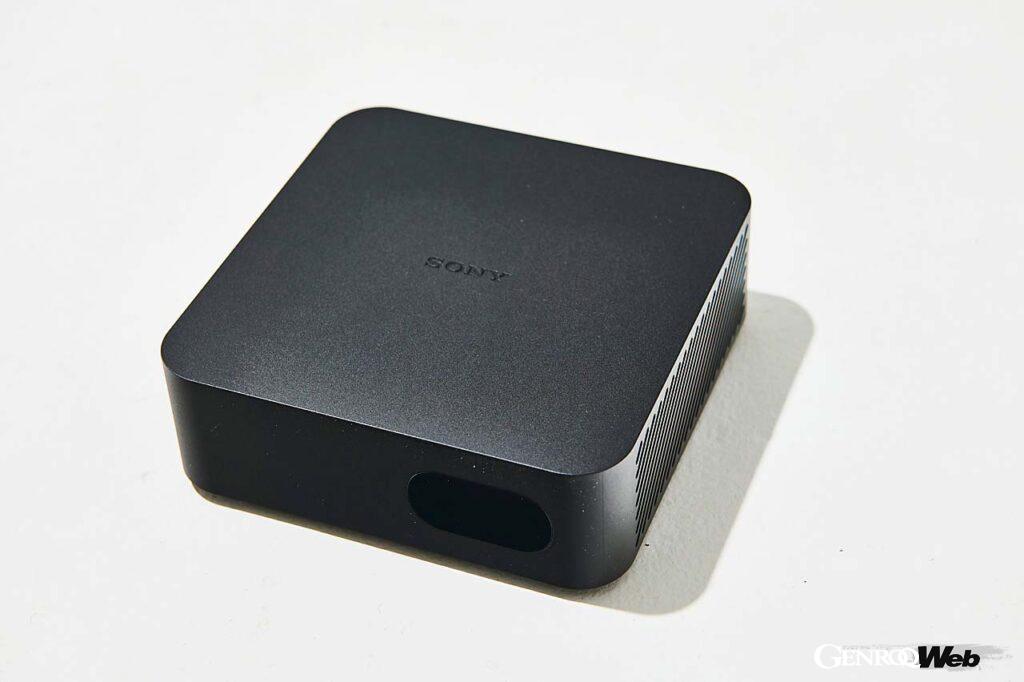 TVとはHDMI、4体のスピーカーとは無線でワイヤレス接続するコントロールボックス。背面にはHDMI出力端子/入力端子、LAN端子、DC入力端子が用意される。