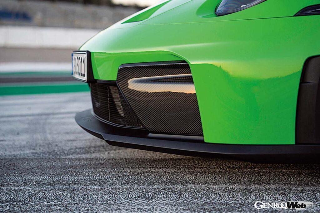 フロントデュフューザーやリップスポイラーの形状を変更することでダウンフォースが前期型より向上した。