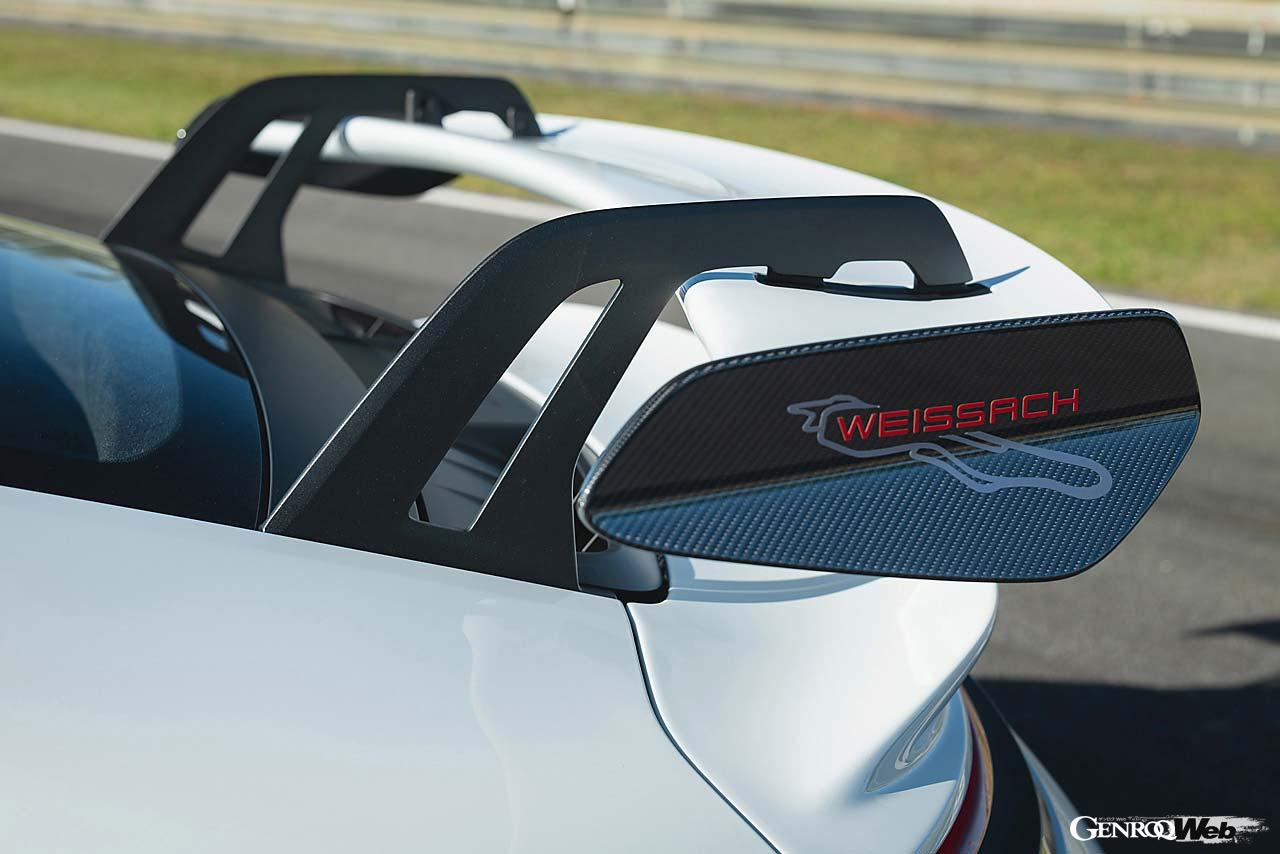 フロントデュフューザーやリップスポイラーの形状を変更することでダウンフォースが前期型より向上した。