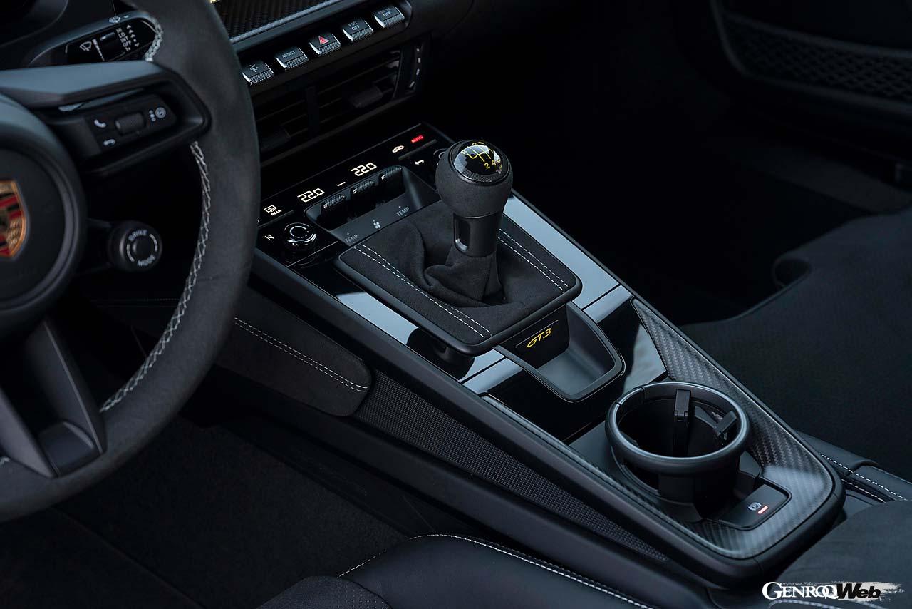 新型GT3にはホールド性をより高めたカーボンファイバー製のシートを採用する。イグニッションスイッチはボタン式ではなくロータリー式となっている。