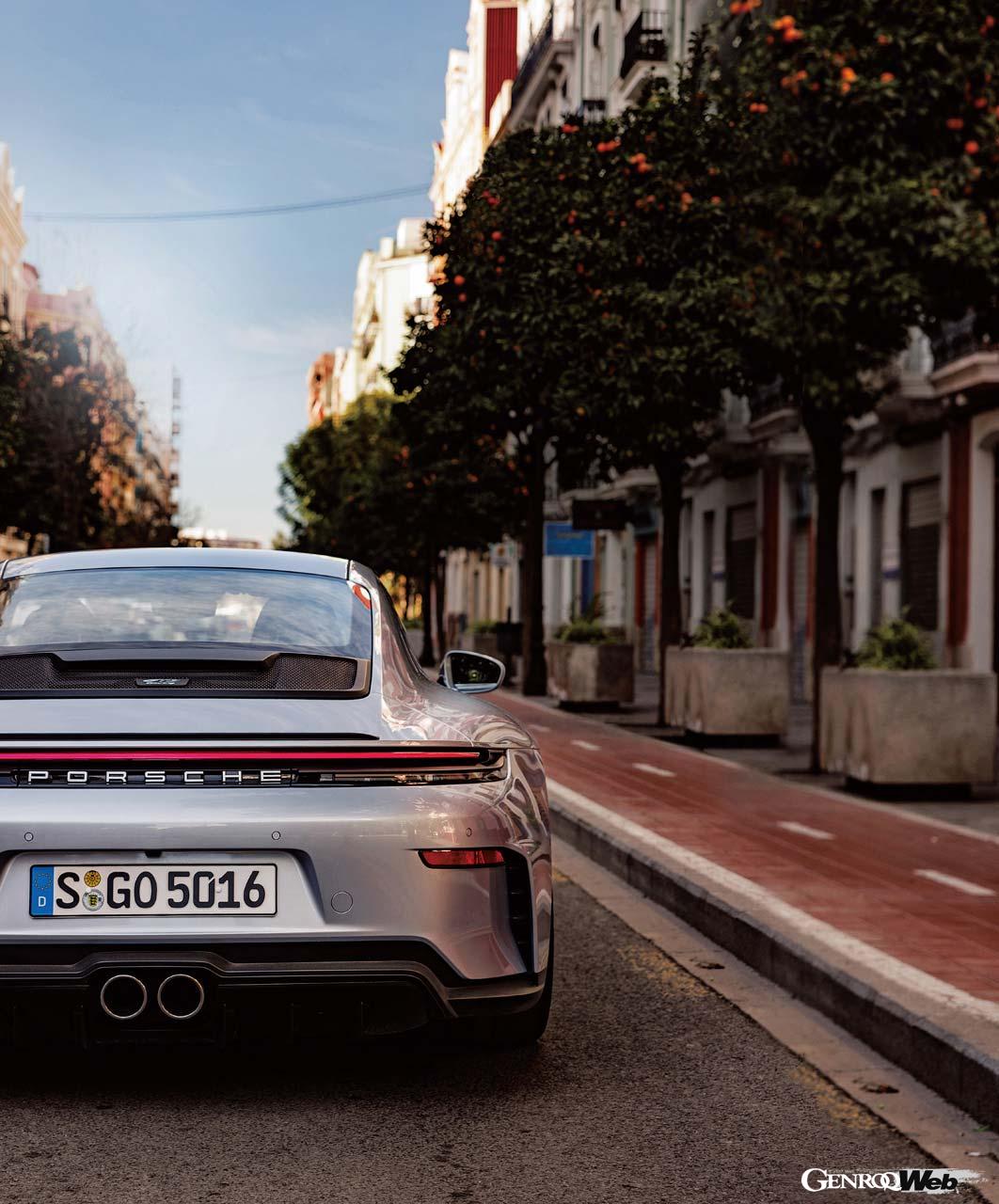 新型GT3にはノーマルのGT3とツーリングパッケージが設定される。後期型になり初めてGT3にヴァイザッハパッケージが用意された。写真のツーリングパッケージはリヤスポイラーが省かれるなど、落ち着いた印象だ。