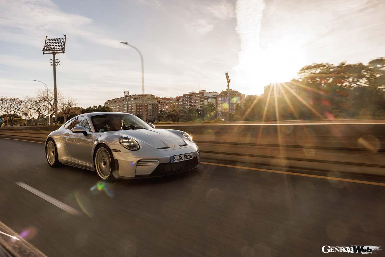 GT3には通常モデルのほか今回新たにリヤスポイラーレスのツーリングパッケージが設定された。オプションで後席もチョイスできる。