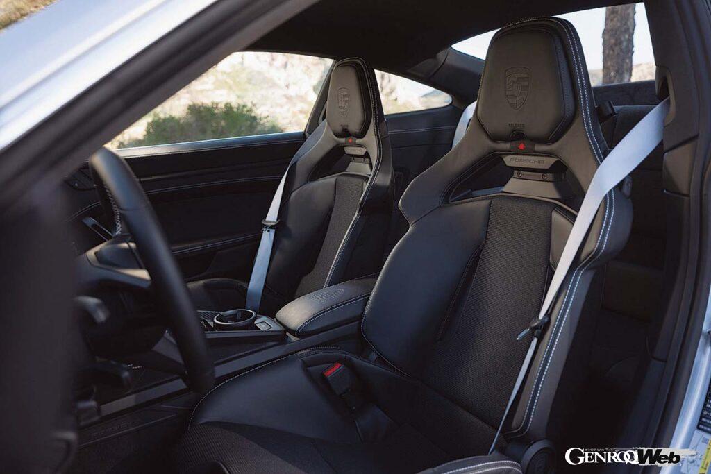 GT3に新たに設定されたツーリングパッケージにはオプションでリヤシートが用意されている。