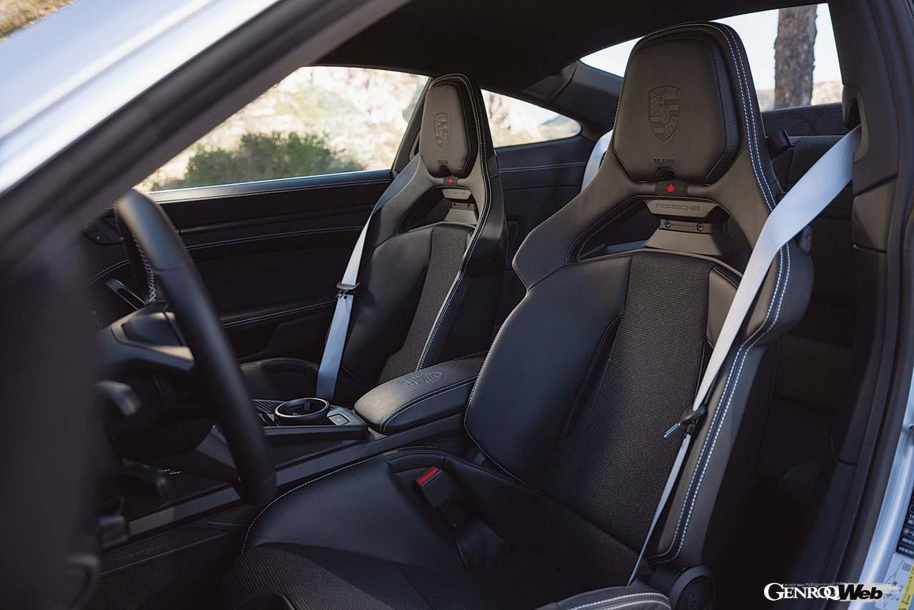 GT3に新たに設定されたツーリングパッケージにはオプションでリヤシートが用意されている。