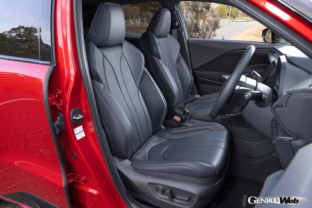 フロントシートはショルダー部がより張り出したモリゾウRR専用品。表皮はレザーが標準で、ステッチはこちらもレッド。ダルすぎずタイトすぎない、絶妙のホールド感を持つ。