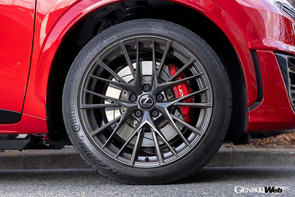 トレッドはノーマルに対しフロントが10mm、リヤは15mmワイドになっている。試乗車のタイヤはレクサスとしては珍しくコンチネンタル製を装着。銘柄はスポーツコンタクト7。