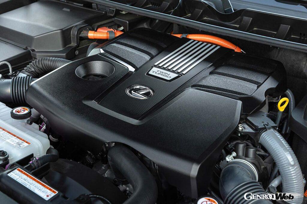 ハイブリッドシステムは3.5リッターV6ツインターボと10速ATの間にモータージェネレーターを挟むパラレル式。ニッケル水素バッテリーは防水構造とされ、エンジン車同様の渡河性能700mmを確保する。