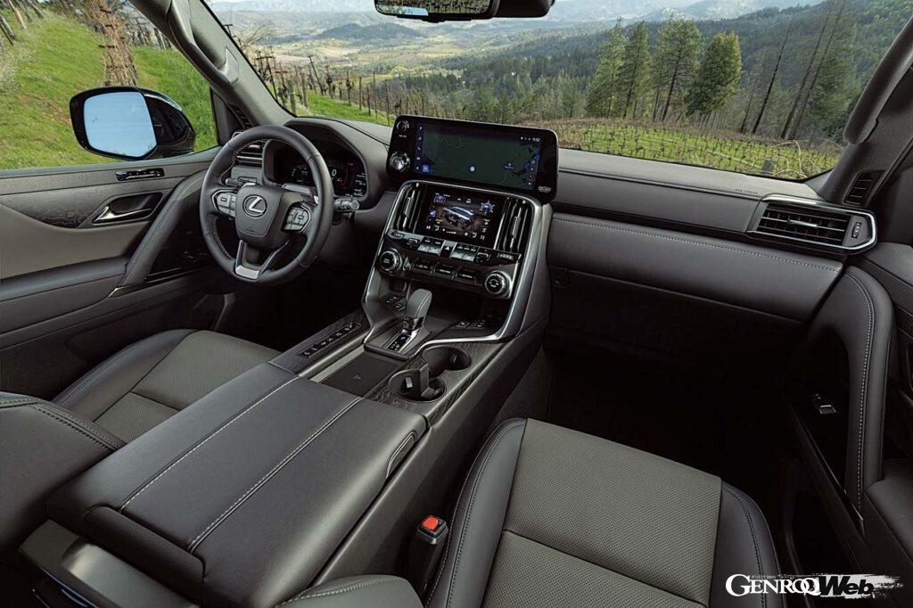 オーバートレイルのインテリア。メーターパネルはフル液晶タイプに変更された。電気式シフトノブは凸凹から脱出する時のテクニック“揉み出し”などでも使いやすいよう、形状を最適化。