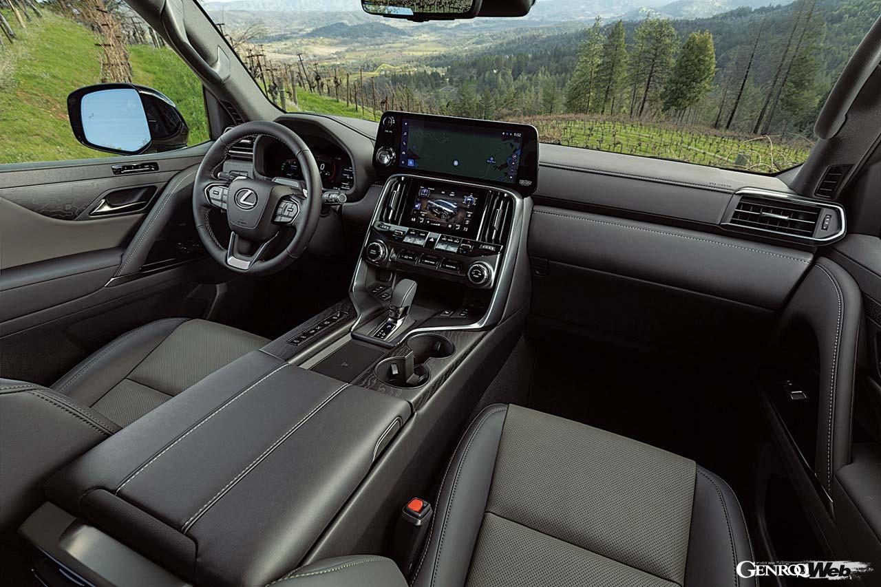 オーバートレイルのインテリア。メーターパネルはフル液晶タイプに変更された。電気式シフトノブは凸凹から脱出する時のテクニック“揉み出し”などでも使いやすいよう、形状を最適化。