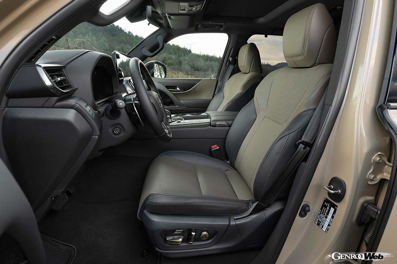 写真は新色「ストーンブラウン」のインテリア。シート配列は2-2の4人乗り、2-3の5人乗り、2-3-2の7人乗りと、従来と同様。後席に加え、新たに前席にもマッサージ機能が用意された。