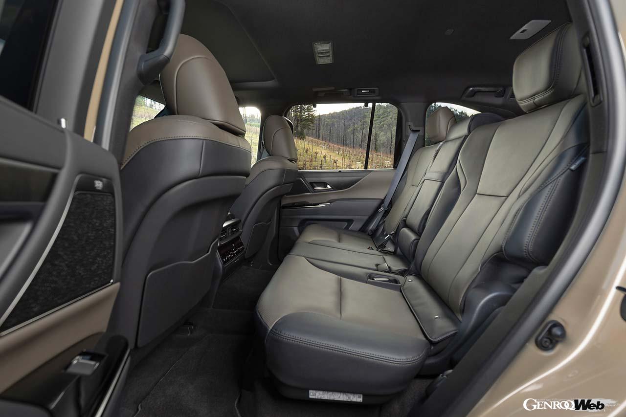 写真は新色「ストーンブラウン」のインテリア。シート配列は2-2の4人乗り、2-3の5人乗り、2-3-2の7人乗りと、従来と同様。後席に加え、新たに前席にもマッサージ機能が用意された。