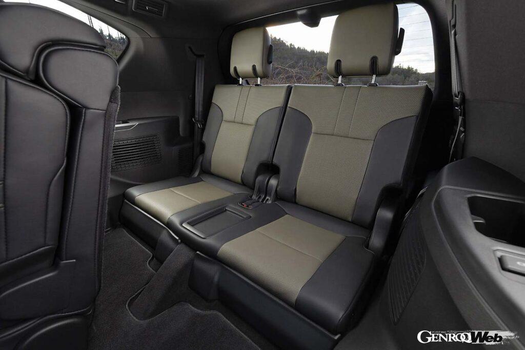 写真は新色「ストーンブラウン」のインテリア。シート配列は2-2の4人乗り、2-3の5人乗り、2-3-2の7人乗りと、従来と同様。後席に加え、新たに前席にもマッサージ機能が用意された。