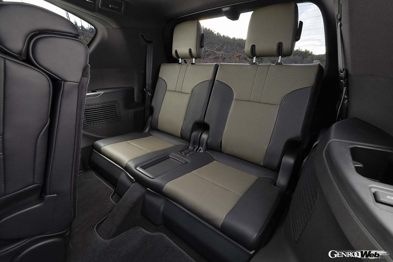 写真は新色「ストーンブラウン」のインテリア。シート配列は2-2の4人乗り、2-3の5人乗り、2-3-2の7人乗りと、従来と同様。後席に加え、新たに前席にもマッサージ機能が用意された。