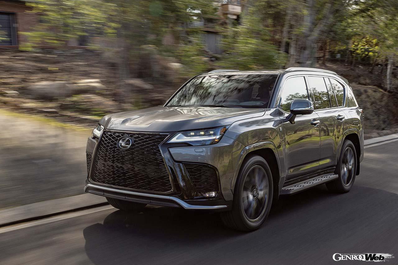 こちらはスポーティ仕様のFスポーツ。専用のフロントグリルや22インチのタイヤ＆ホイール、リヤのトルセンLSD、赤いレザーシートなど、走りを意識した数々の装備が奢られる。